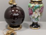 deux vases posés l'un à côté de l'autre sur une table