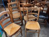 un grand nombre de chaises dans une pièce