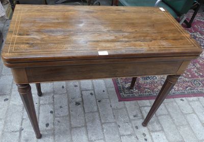une petite table en bois surmontée d'un tiroir