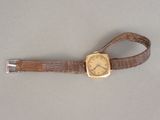 une montre montée sur un bracelet marron