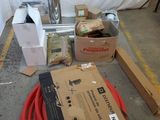 beaucoup de cartons et de tuyaux posés par terre