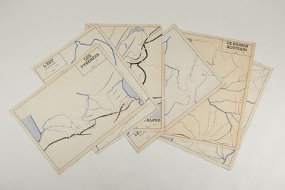 plusieurs plans d'une petite ville sur un fond blanc