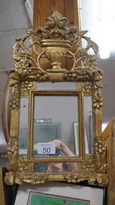 une photo d'un cadre doré surmonté d'une horloge