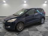 La Ford Escape 2016 est garée sur un sol carrelé à damier.