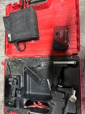 une caisse à outils rouge avec des outils sur le sol