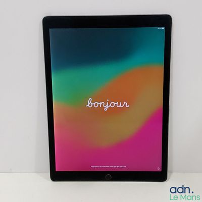 une image représentant une tablette posée sur une table blanche