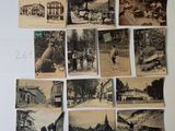 plusieurs vieilles photographies en noir et blanc représentant des personnes et des bâtiments, accrochées à un mur