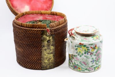 CHINE, Vers 1900 Théière en porcelaine émaillée à décor poly… - Photo 1