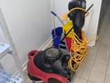 un aspirateur rouge et noir et un aspirateur bleu et jaune