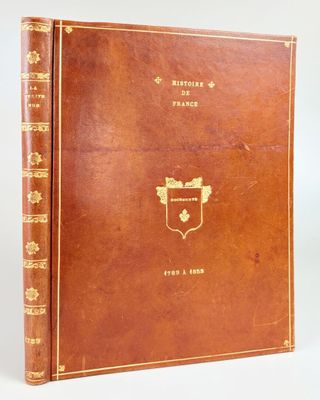 un livre en cuir marron sur lequel figure une carte