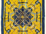 une écharpe carrée bleue et jaune, ornée d'un motif doré et bleu