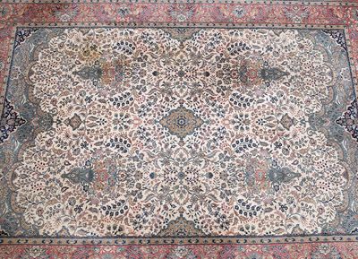 TAPIS oriental à motifs vegétalistes avec vasque de fleurs s…