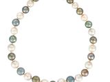 un collier de perles blanches et vertes avec un fermoir en argent