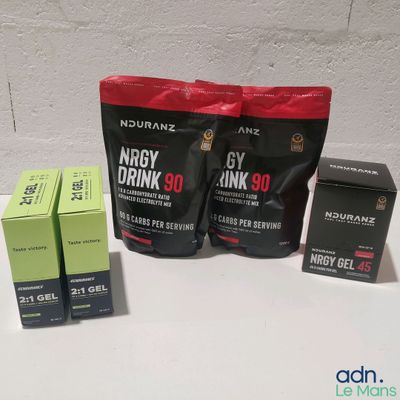 deux sachets de boisson énergisante Nutrazz et deux boîtes de boisson énergisante Nutrazz