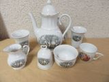 une table sur laquelle se trouvent une théière, des tasses et des soucoupes