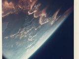 une image d'une photo Polaroïd de la Terre prise depuis la Station spatiale internationale