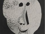 une vieille photo en noir et blanc représentant un masque sur fond noir