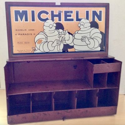 une boîte sur laquelle figure l'image d'un personnage de dessin animé