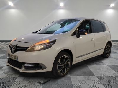 la photo d'une voiture blanche garée dans un garage