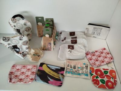 many items that are sitting on a table
