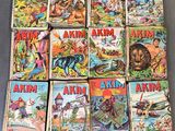 une pile de bandes dessinées posée sur une table