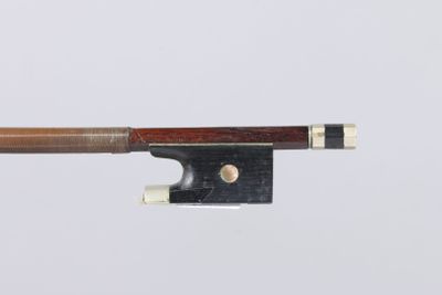 Archet de violon Allemand, en bois de pernambouc, monté mail…