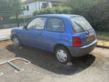 une petite voiture bleue garée sur le parking