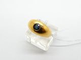 une photo en gros plan d'une bague sertie d'une pierre bleue