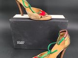 une paire de chaussures pour femme ornées de pompons rouges