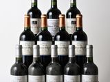 plusieurs bouteilles de vin sont alignées sur une table en bois