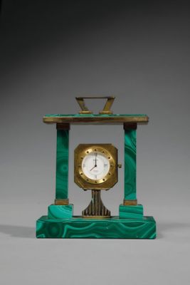 une petite horloge posée sur une table