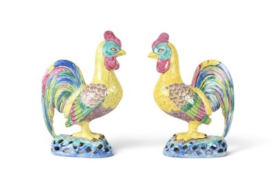deux figurines représentant des coqs colorés sur un fond blanc
