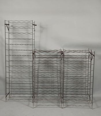 une paire de paniers en fil métallique munis de poignées en fil métallique
