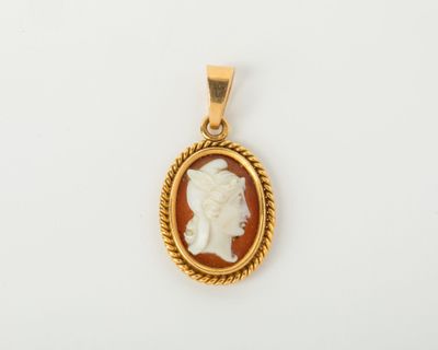 Pendentif en or jaune (750 millièmes) serti clos d'un camée …