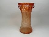 un vase en verre posé sur une table