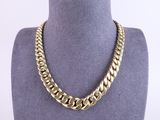 un collier à chaîne en or sur un mannequin mannequin mannequin mannequin mannequin mannequin mannequin mannequin mannequin mannequin