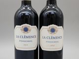 deux bouteilles de vin rouge posées l'une à côté de l'autre sur une table