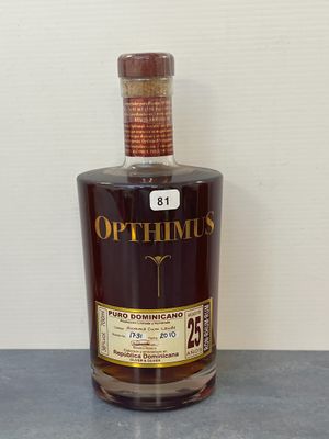 une photo d'une bouteille de rhum Opphimus posée sur un comptoir
