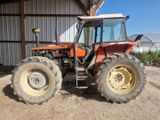 un tracteur garé devant un bâtiment