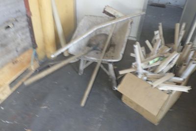 un tas de chaises cassées et une boîte dans une pièce