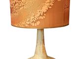 une lampe posée sur une table et munie d'un abat-jour