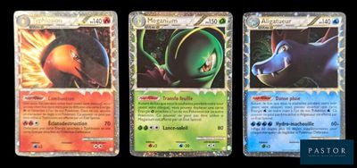 Trois cartes Pokémon différentes sont représentées sur un fond noir.