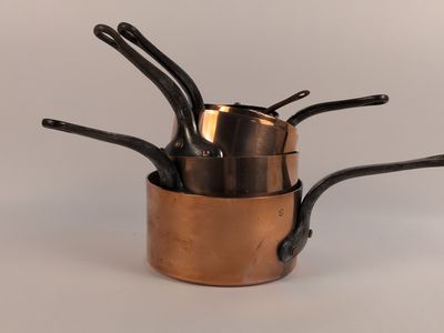 tout un tas de casseroles et de poêles posées sur une table