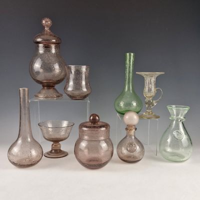 de nombreux vases en verre posés sur une table