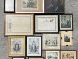 un assortiment de souvenirs militaires, encadrés ou non, dont une photo d'un soldat
