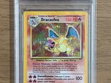 une carte Pokémon sur laquelle figure l'image d'un dragon