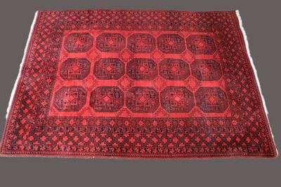 un tapis rouge et noir sur fond gris