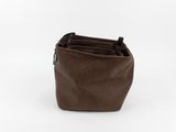 un petit sac marron à trois compartiments sur fond blanc