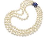 un collier de perles de culture et de saphirs, signé Van Cleef
