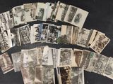 une vieille photo d'un tas de vieilles photos sur une table